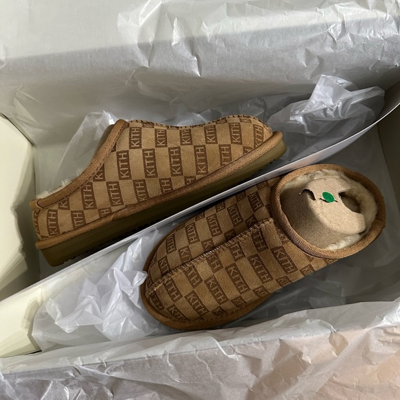 KITHMAS MONOGRAM SHEARLING SLIPPERS - LOFT
BRAND NEW; NEVER WORN; size too small - Picture 4 of 7